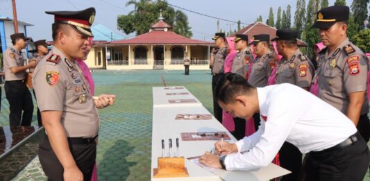 Komitmen Bersih Tanpa Kompromi: PJU dan Kapolsek Jajaran Polres Bengkulu Utara Serta Bhayangkari Tandatangani Pakta Integritas